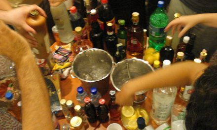 Medio millar de menores descubiertos en una fiesta alcohólica convocada por Facebook