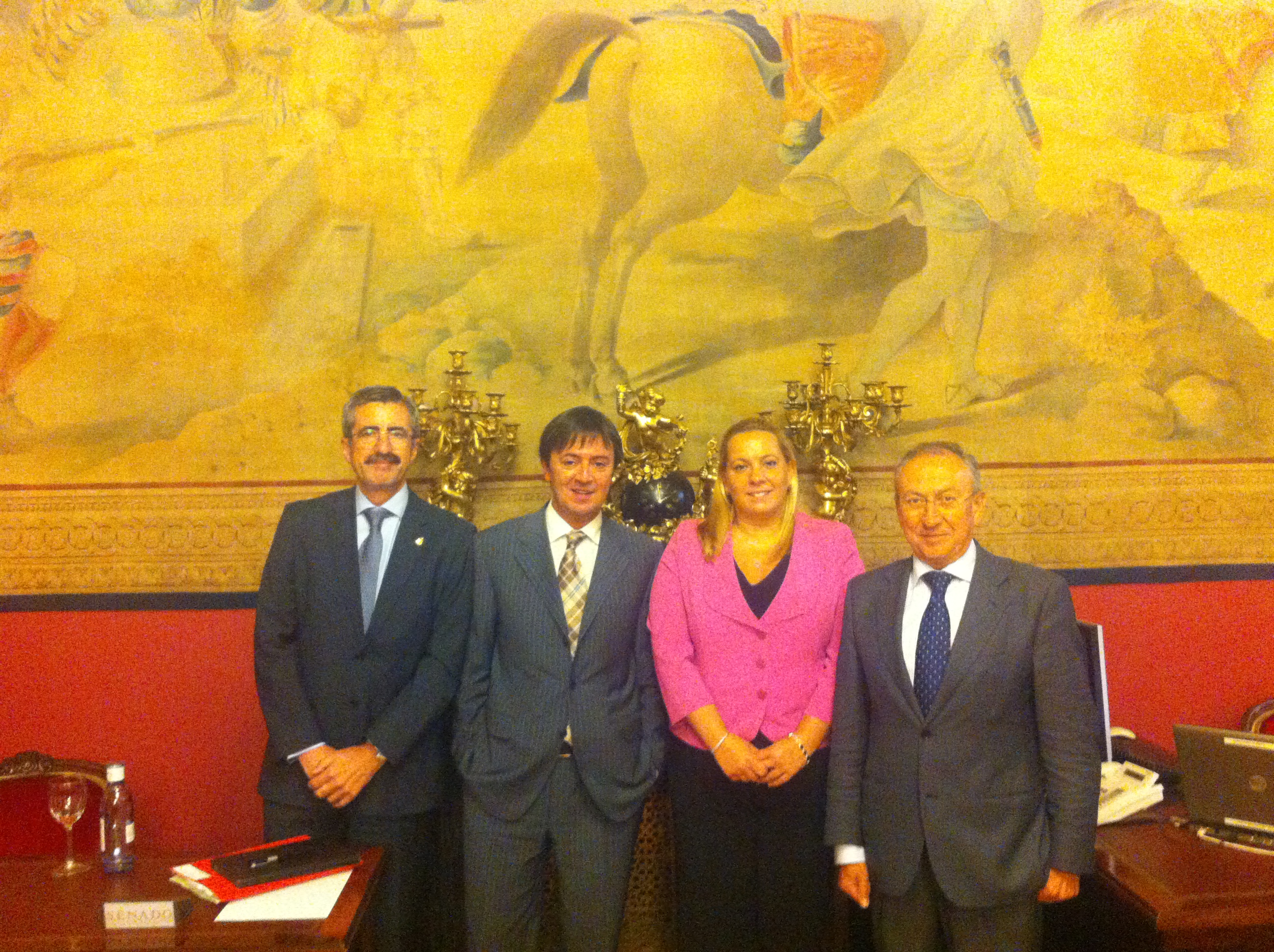 Jorge Flores Fernández junto con algunos Senadores tras la comparecencia 