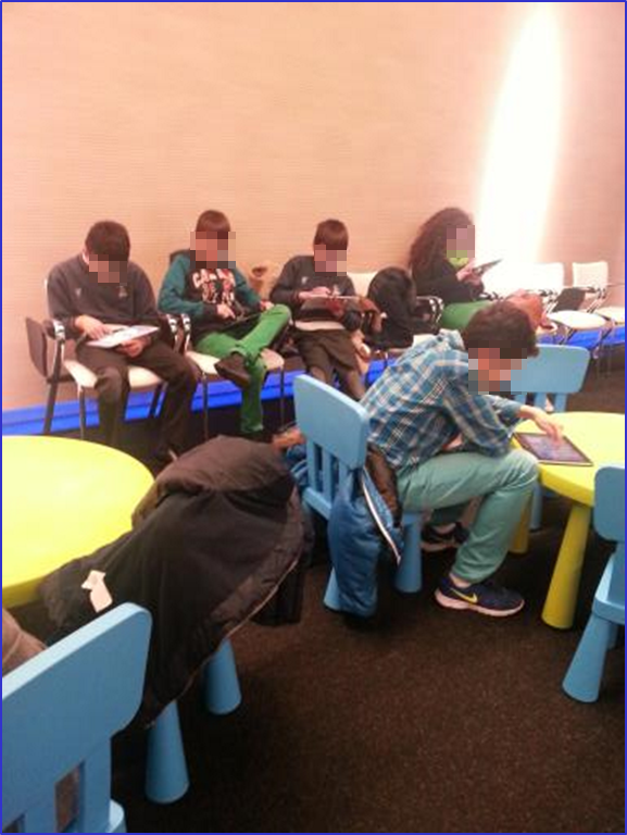 Adolescentes juegan con tablets a videojuegos educativos de PantallasAmigas en tienda Flagship de Telefonica