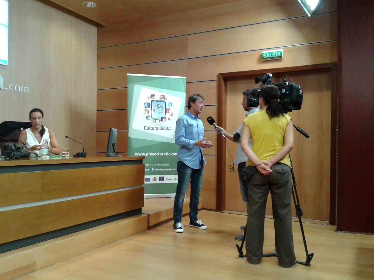 Jorge Flores entrevistado por reporteros de Antena 3 momentos antes del inicio de la jornada