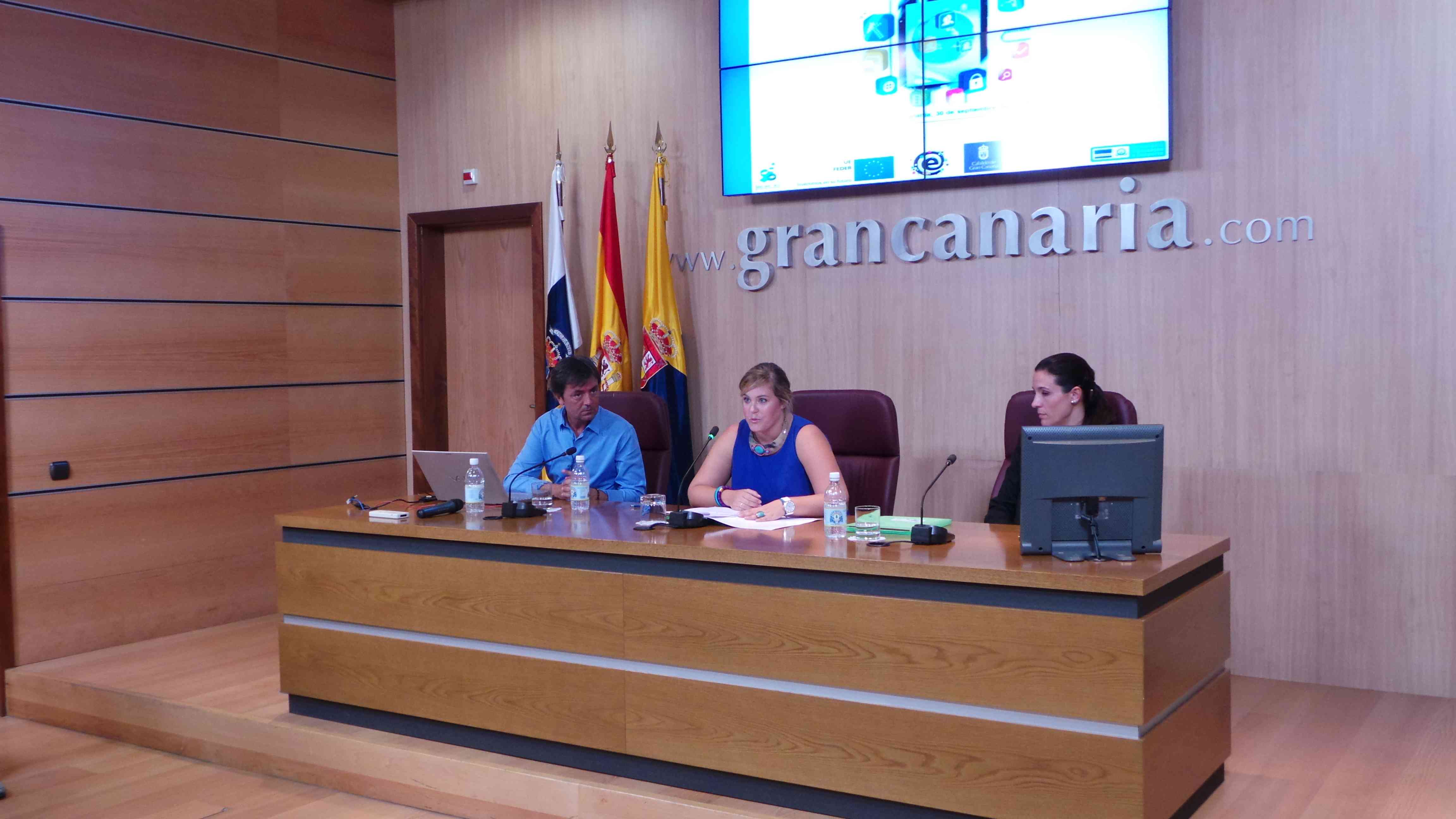 La Consejera de Juventud e Igualdad del Cabildo de Gran Canaria, María del Carmen Muñoz, durante la inauguración