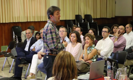 Madres, padres y alumnado reflexionan sobre el uso positivo y seguro de Internet y los smartphones en el Colegio San Francisco de Paula (Sevilla)