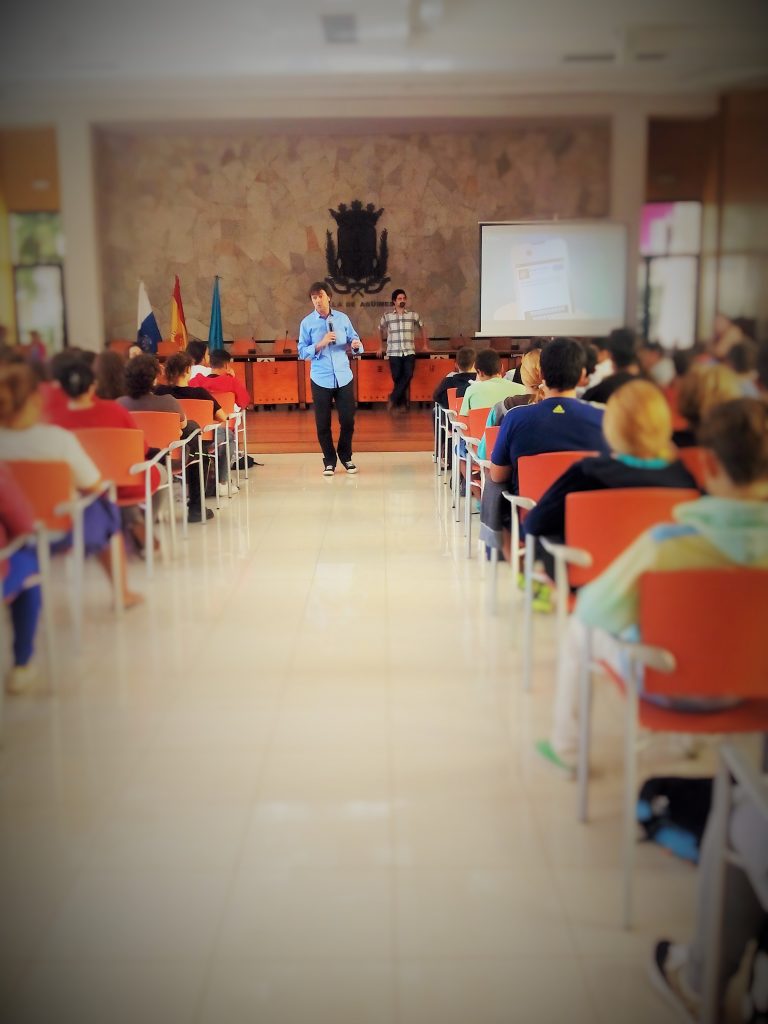 Jorge Flores durante una charla sobre ciberviolencia de género en Agüimes