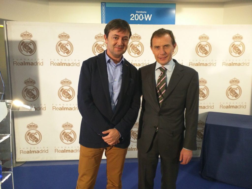 Jorge Flores, Director de PantallasAmigas, posa junto a Emilio Butragueño, Director de Relaciones Institucionales del Real Madrid