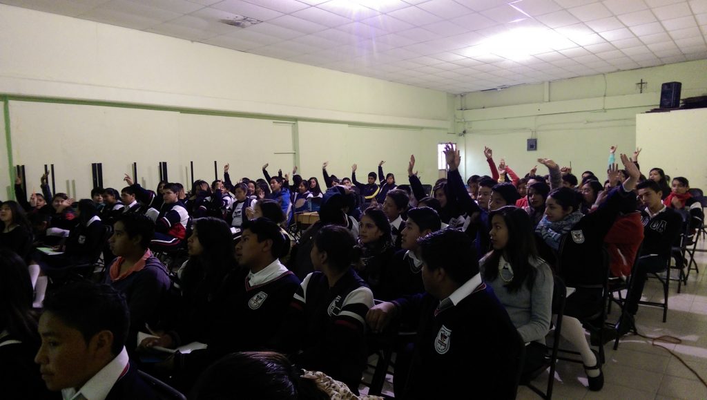 Alumnos y alumnas del Liceo León Guzmán del municipio de Tenango del Valle comparten sus inquietudes durante el taller