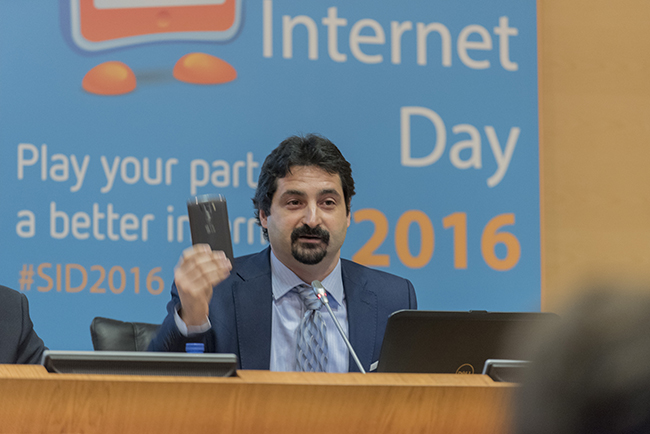 Safer_Internet_Day_Día_de_la_Internet_segura_PantallasAmigas_Plano1_Pilar_y_su_celular