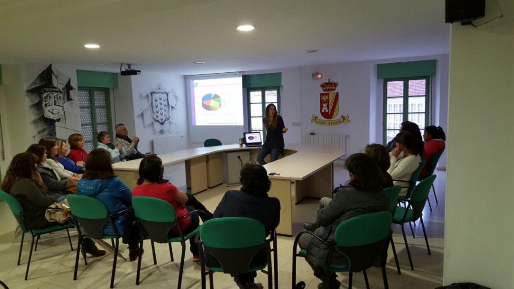 PantallasAmigas y responsable del proyecto, interviniendo con un grupo de madres y padres en el Ayuntamiento de Maceda (Ourense)