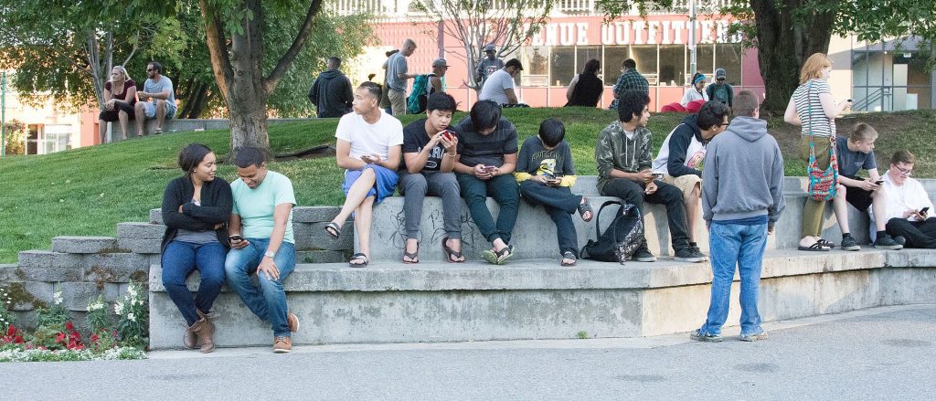 Jugando a Pokémon GO en un parque (Foto Roger Lew)