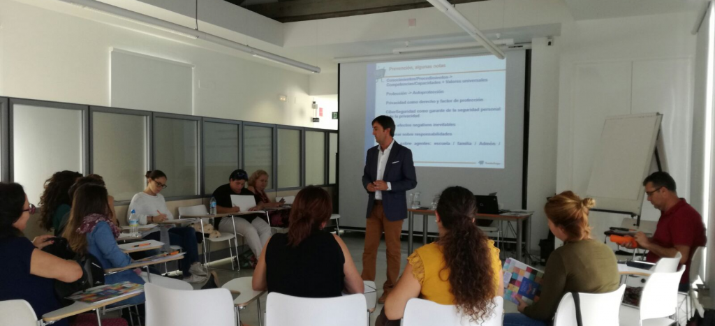 Jorge Flores durante su ponencia sobre el ciberacoso como una forma de violencia digital en el ámbito escolar