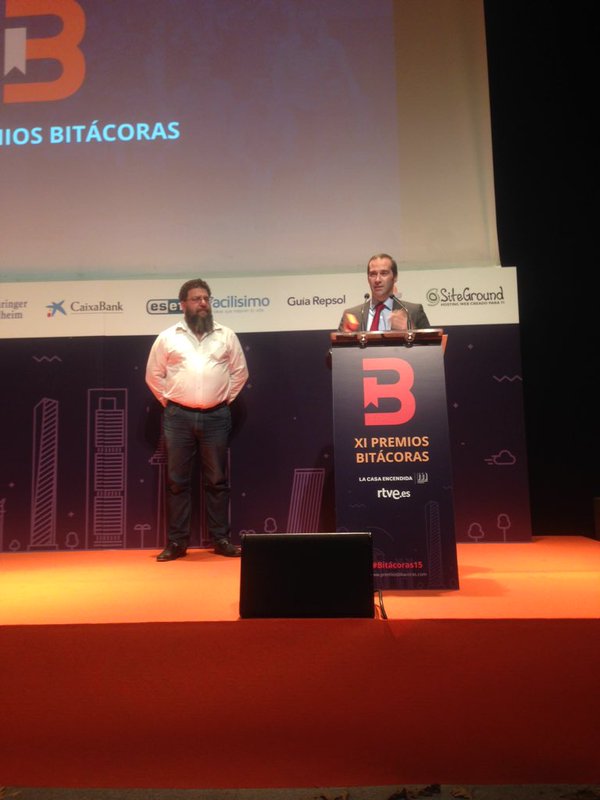 Francisco Pérez Bes Secretario General del INCIBE, recogiendo el premio que recayó en el blog de OSI
