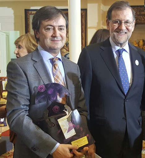 Mariano Rajoy, Presidente del Gobierno de España, entrega a PantallasAmigas el reconocimiento a la prevención de la ciberviolencia de género adolescente