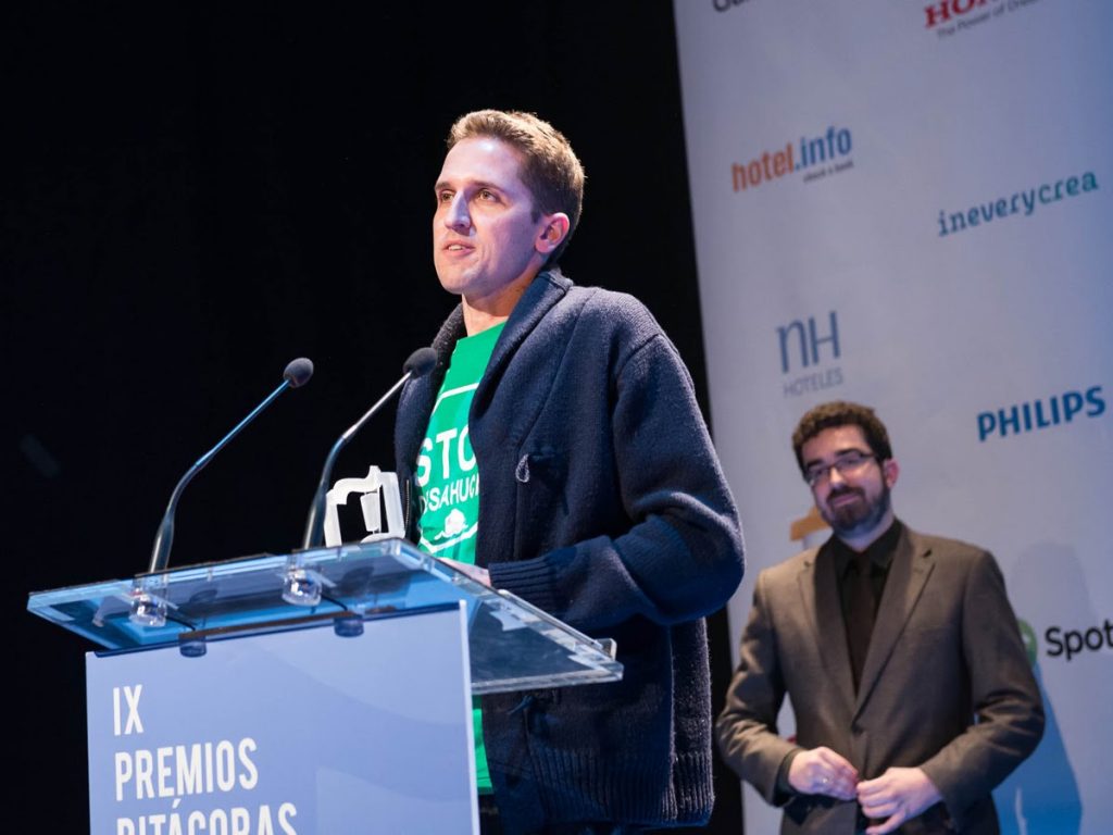 Juan de la Fuente, webmaster de Hacktimes, recogiendo el premio (foto certamen)