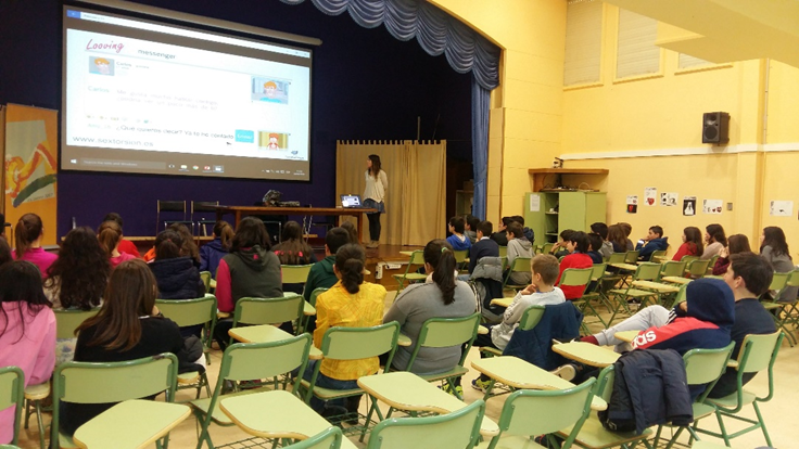 Psicóloga de PantallasAmigas y responsable del proyecto, interviniendo con un grupo de adolescentes en el IES Laxeiro en Lalín (Pontevedra). 