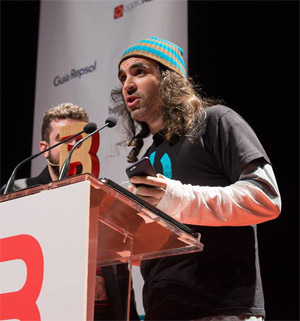 Chema Alonso, ganador del Premio a Mejor Blog de Seguridad Informática, recogiendo su premio en 2014