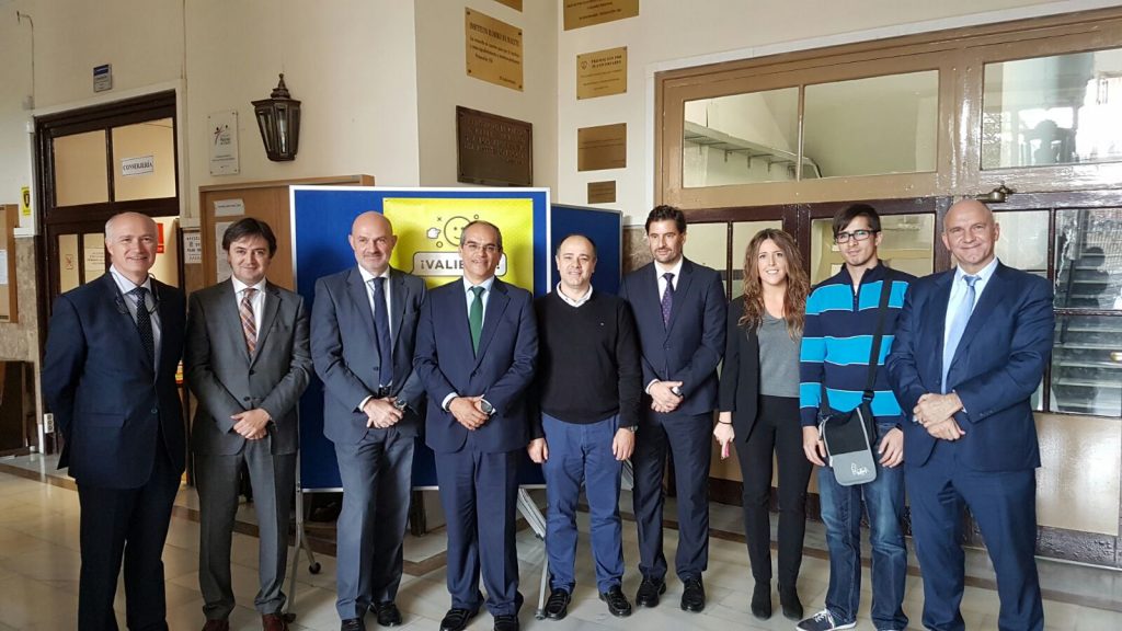 Representantes de Vodafone, PantallasAmigas y la Consejería de Educación de la Comunidad de Madrid durante la presentación en el IES Ramiro de Maeztu del programa cibermentores