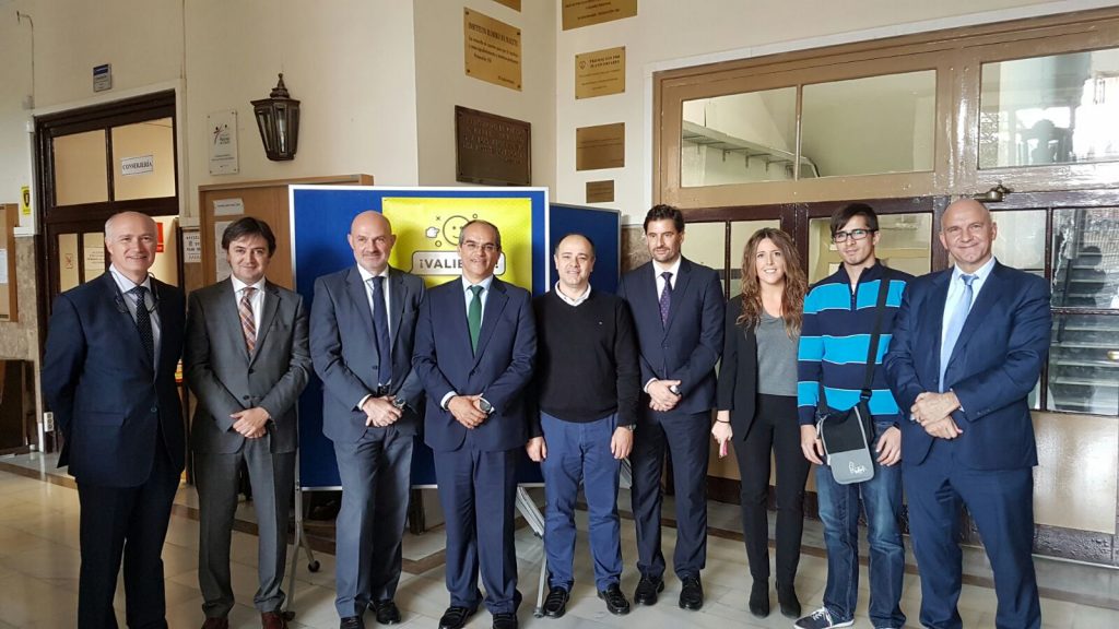 Representantes de Vodafone, PantallasAmigas y la Consejería de Educación de la Comunidad de Madrid durante la presentación en el IES Ramiro de Maeztu del programa cibermentores