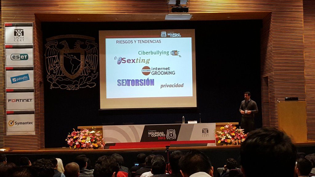 PantallasAmigas compartiendo en en el Congreso Seguridad en Cómputo de UNAM-CERT, México, las claves para promocionar una cultura de ciberseguridad y privacidad en la infancia y en la adolescencia