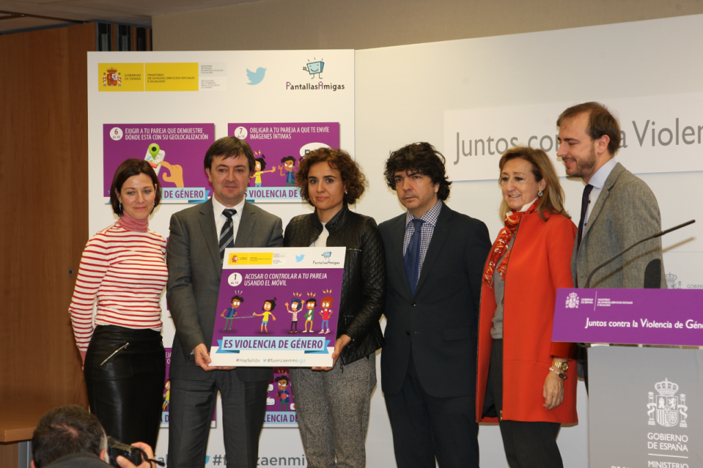 Elena Bule, jefa de prensa de Twitter España; Jorge Flores, fundador y director de PantallasAmigas; Dolors Montserrat, Ministra de Sanidad, Servicios Sociales e Igualdad;Mario Garcés, secretario de Estado de Servicios Sociales e Igualdad; María José Ordóñez, delegada del Gobierno contra la Violencia de Género; Javier Dorado Soto, director general del Instituto de la Juventud (Injuve)