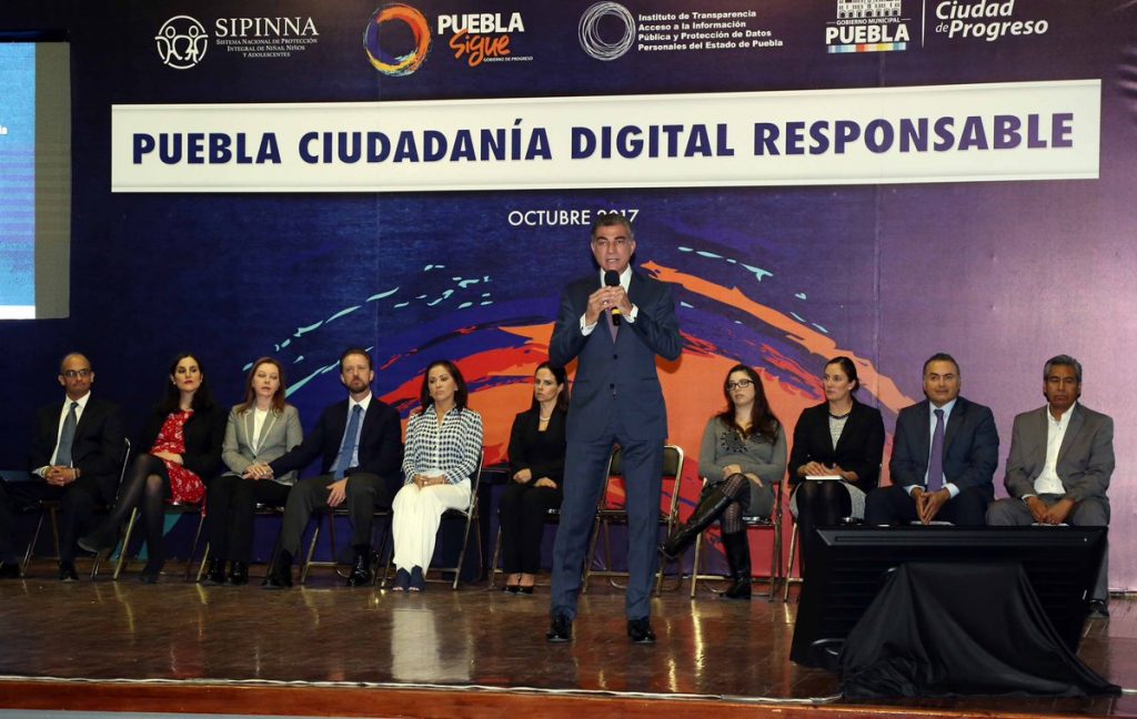 El Gobernador Tony Gali presenta el programa "Puebla, Ciudadanía Digital Responsable" acompañado de Javier Garcia Blanco, representante de PantallasAmigas en México; Marta Vegas, Gerente de Negocio Responsable en Telefónica-Movistar México; Susana Angulo, presidenta del Sistema Municipal DIF; Luis Banck, Presidente Municipal de Puebla; Dinorah López, presidenta del Sistema Dif Estatal; Gabriela Sierra, Presidenta del ITAIPUE; Daniela Baptista, representante de UNODC México; Patricia Vázquez, Secretaria de Educación Pública; David Villanueva, Auditor Superior del Estado de Puebla; y Cirilo Sala, Presidente de la Comisión de Educación del Congreso de Puebla