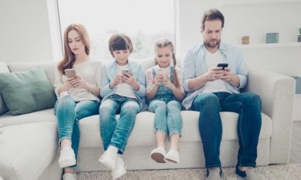 Análisis de Jorge Flores en ABC sobre cómo atajar el uso abusivo de móviles a nivel familiar y social