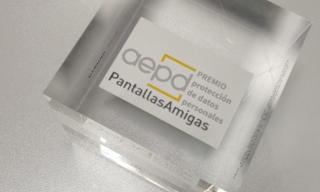 PantallasAmigas recoge el premio de “Buenas prácticas educativas en privacidad y protección de datos para un uso seguro de internet” otorgado por La AEPD