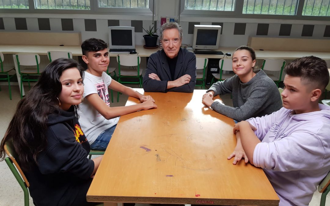 Iñaki Gabilondo visita al equipo de Cibermanagers de Toki Alai para debatir sobre el uso y el abuso de internet y móviles