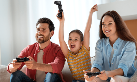 ¿Cómo puedo saber si un videojuego es adecuado para mi hijo o hija?