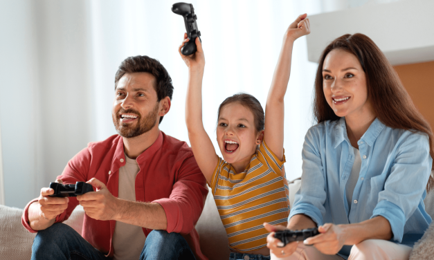 ¿Cómo puedo saber si un videojuego es adecuado para mi hijo o hija?