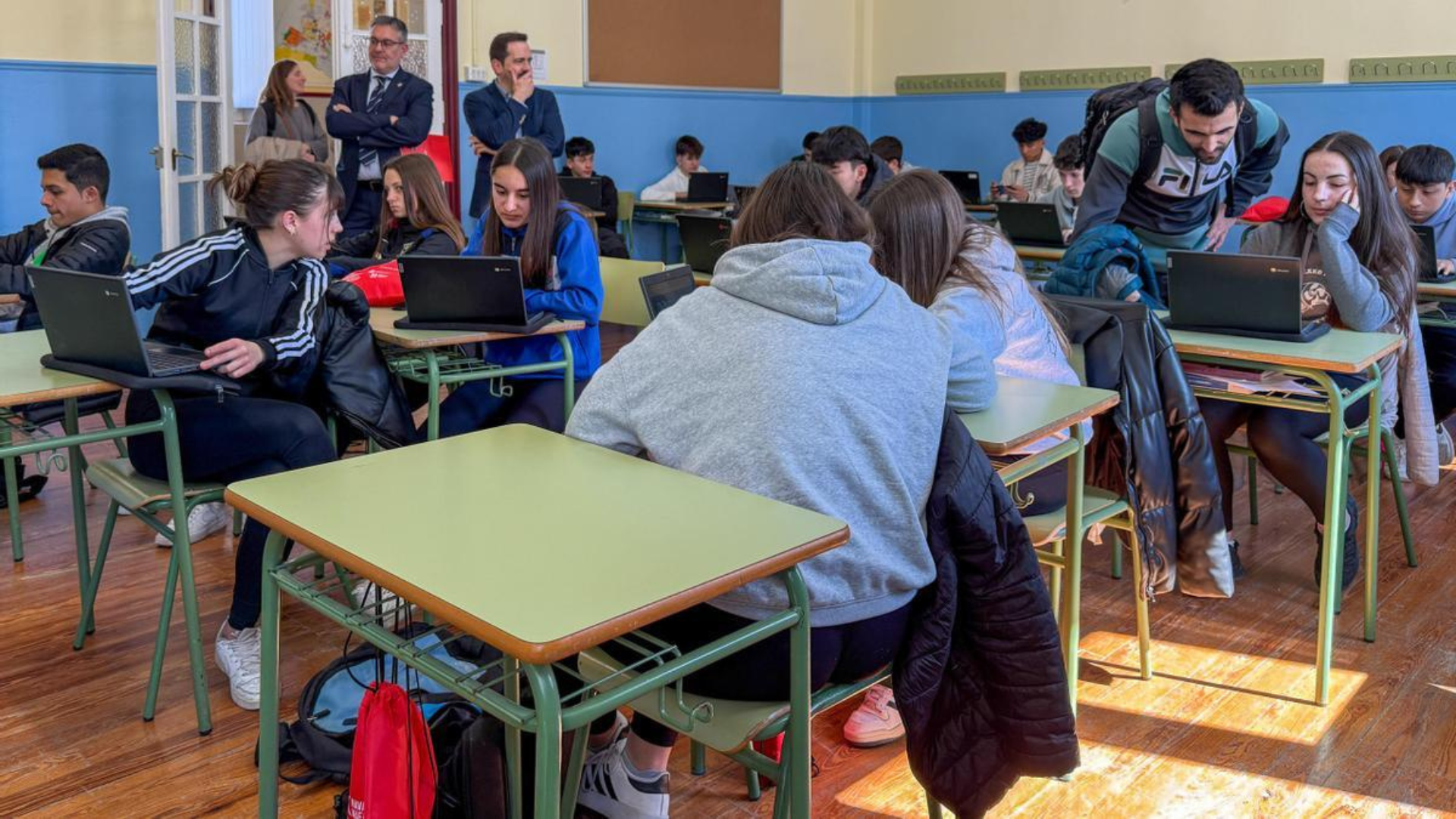 El consejero García, al fondo, con alumnado del IES Sierra de Leyre. El consejero García, al fondo, con alumnado del IES Sierra de Leyre.