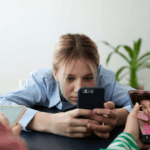 La adicción al smartphone aumentó en España entre 2016-2023 y se asocia con más depresión y menos apoyo social